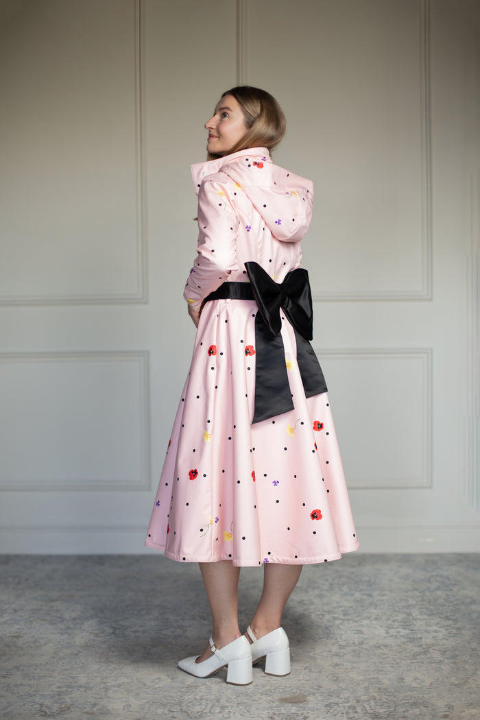 Wide waist belt for women featuring an elegant oversized bow