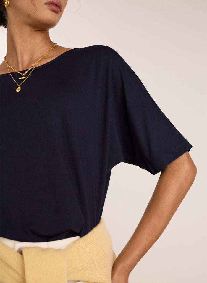 Carrie Relaxed Boat Neck Tee - Classic Navy Baukjen