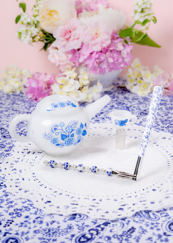 FINE CHINA TEAPOT PIPE