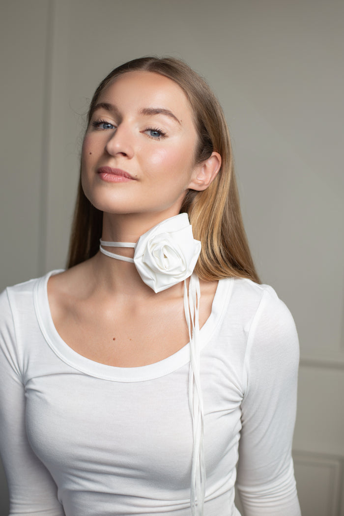 Elegant white flower choker, perfect for bridal or vintage-inspired looks